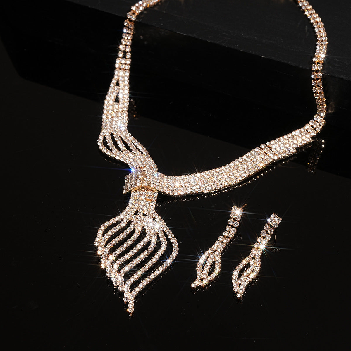 Diamond Treatment Clavicle Chain Jewelry Set